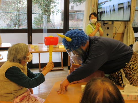     　　鬼の頭をペシッ！！お客様がやっつけます！