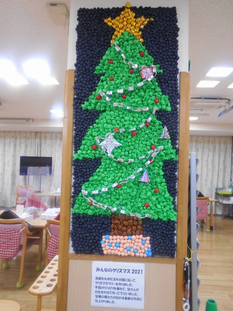 　　　　　　　　柱を彩る大迫力の作品に！