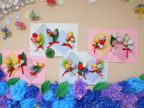 掲示板には手工芸作品を展示しています。