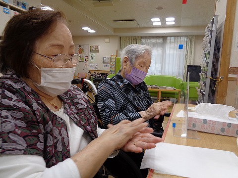 　　　指先のリハビリにもなりますね！