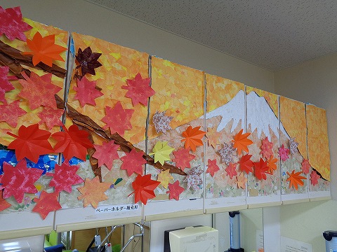 　　　秋の紅葉に染まる夕映えの富士山ですね！