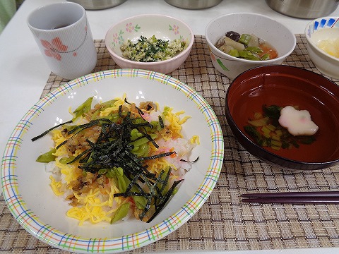 　　　ひな祭りのお食事と言えば、ちらし寿司でしょ！！