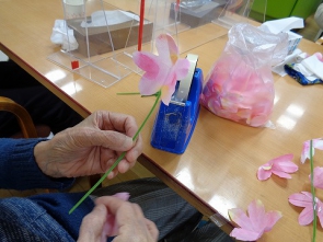 　　　お花のパーツを作っていきます！