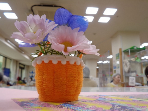 　紙コップと毛糸で作るカゴです！