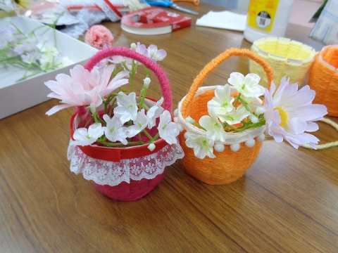 いろんな色の花かごができました！
