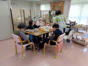 お話しながら楽しく制作されています