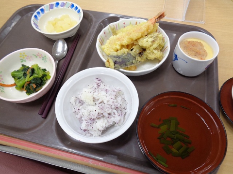 ご飯はゆかりご飯です♪