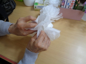 紅白の飾りをお客様に作って頂きました