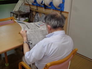 新聞を読むのは毎日の日課です