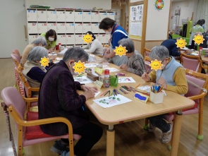 皆で描くと賑やかで楽しい！