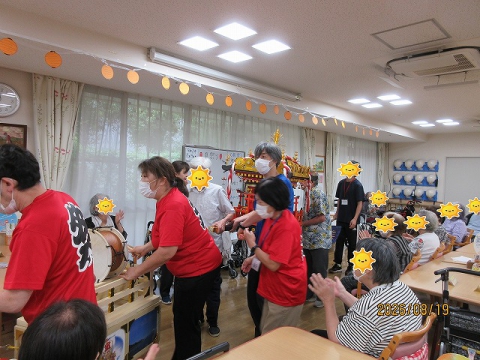 手作りのお神輿の練り歩き！