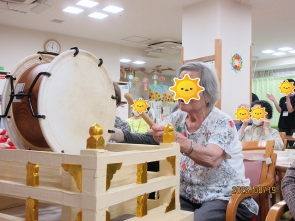 太鼓を叩く皆様の見事な鉢裁き！