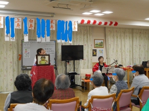 三味線の音色とミュージカル紙芝居に見入ります