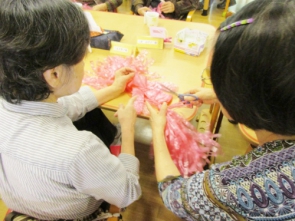  　　　　応援用のボンボンはお客様の手作りです！
