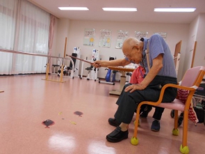     　　　     前かがみの姿勢で釣り糸の動きに集中するＫさま