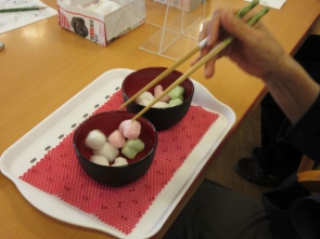 里芋や肉じゃがなどイメージしながら箸でつまんでいきます