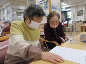 書き込んだ数字をじっと見つめています！