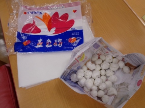 小さく丸めて丸めて・・・たくさん作ります。