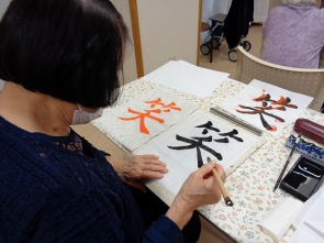 たくさんのお手本の中から書きたい文字を選びます！