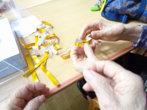 　　金と銀の折り紙で輪飾りを作ります！
