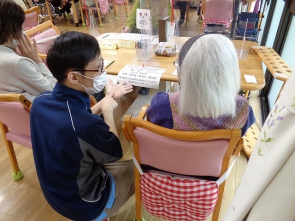 お客様と一緒に話をしながら作品作りのお手伝い。。