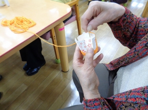 　切れ込みを入れた紙コップを毛糸で編んでいきます！