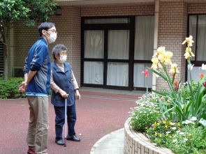 　　お客様と一緒にお散歩です！