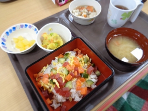 昼食はばらちらしでした♪