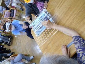 職人に扮した職員がおうえんします