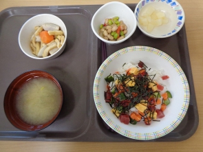 昼食はバラちらしでした♪