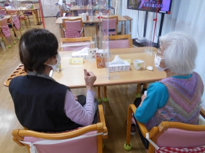 お仲間とのお話にも花が咲きます。