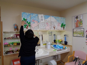 　　　リハビリも兼ねて、お客様に貼って頂きます！