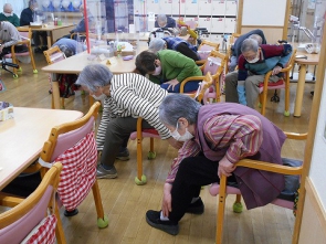 　　ハイ、下に手を伸ばす！