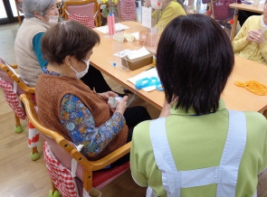 　　ぐるぐるぐる、指先を使って、集中しています！