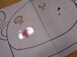 お鍋の絵に具材を入れていきます。