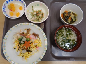 昼食はばらちらしでした♪