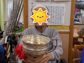 勝利のトロフィー授与