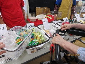 駄菓子屋での買い物。お金の計算で脳トレにも！