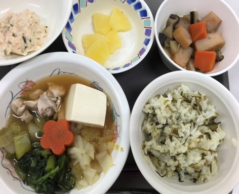 お客様に好評の郷土料理(写真：福岡県の水炊き)です♪