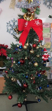 　　　　　　　玄関に飾ってあるクリスマスツリーです！