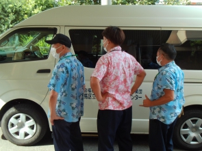 ドライバーもアロハシャツで雰囲気づくり！