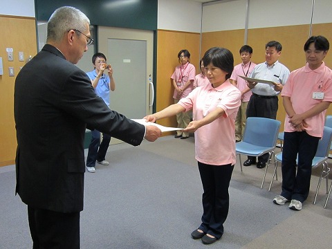 表彰される金子大泉ケアハウス所長と赤石介護士