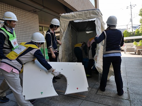 仮設トイレの設置は３回目ですが、初めての職員はやはり戸惑います。