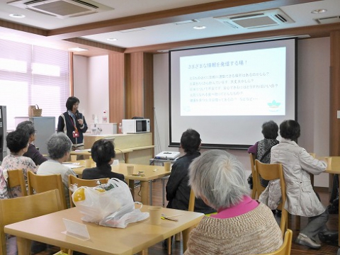 スライドで地域の方々に「街かどケアカフェ」の役割について説明