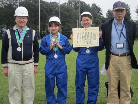 左から、高橋事務員、有馬咲良介護士、武山愛美介護士、中迫施設長