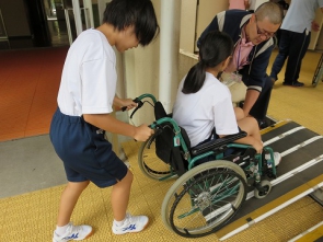 車いす体験：登り坂は力の掛け方にコツが要ります