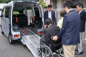 寄附いただいた福祉車両に試乗いただきました