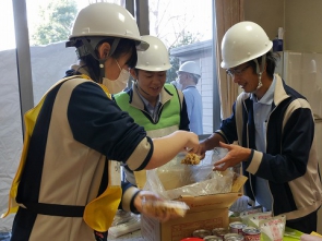 アルファ化米の炊き込みご飯は、水やお湯だけで出来、お味もなかなかです。