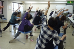 アップテンポな音楽に合わせ、意気揚々と体を伸ばす皆さん