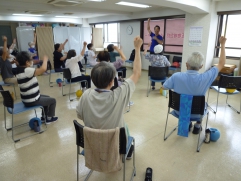 頭と体をフル稼働させ、暑気払いする皆さん